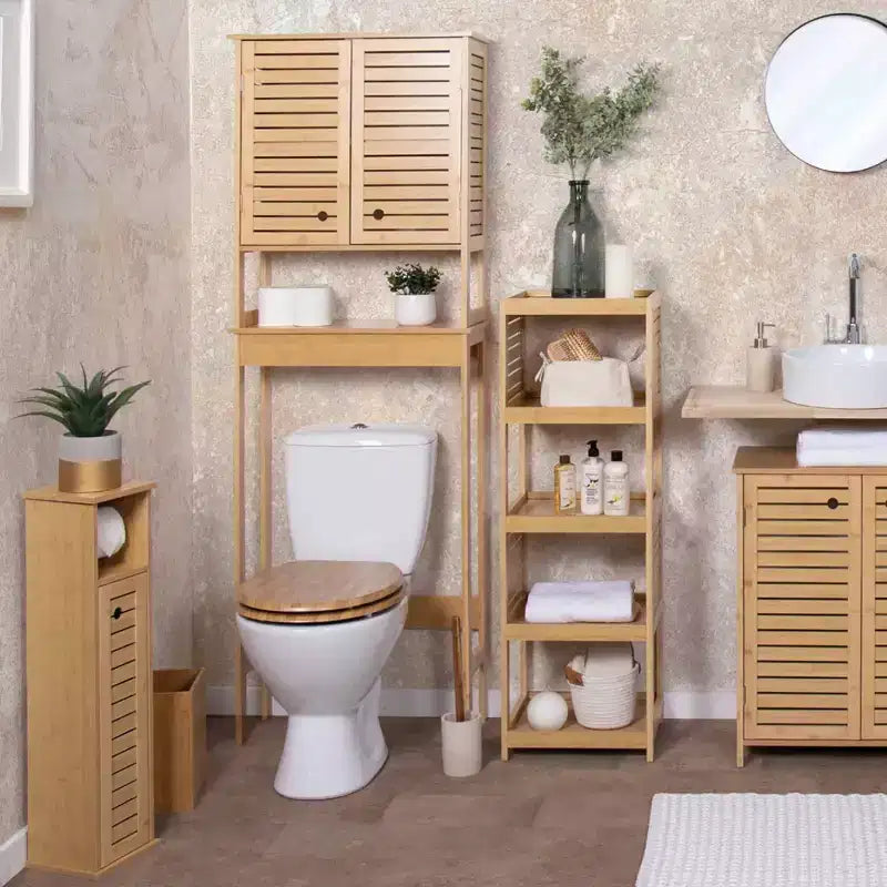 Franse badkamerkast boven het toilet met dubbele geventileerde deuren en open plank, natuurlijk