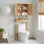 Franse badkamerkast boven het toilet met dubbele geventileerde deuren en open plank, natuurlijk