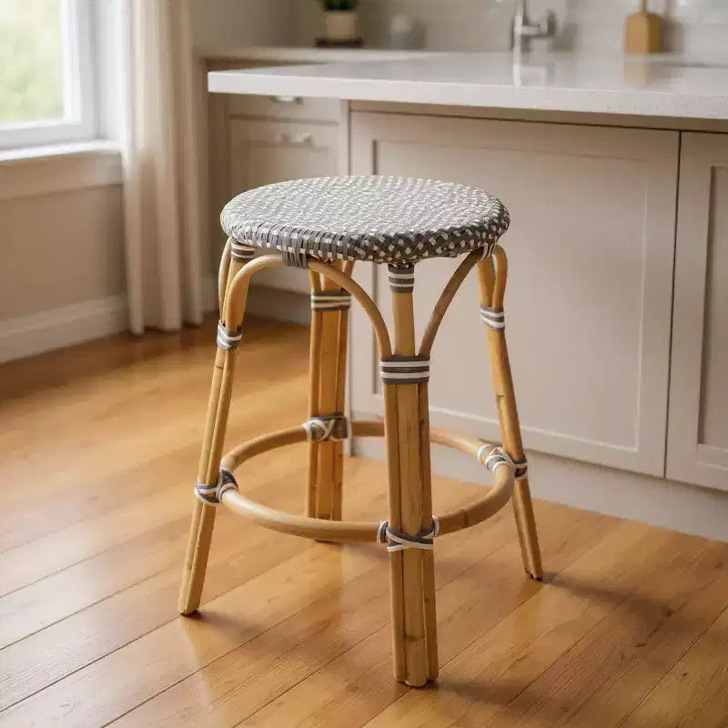 24 Natürliche graue und robuste Kunststoff- und Rattan-Barhocker ohne Rückenlehne in Thekenhöhe