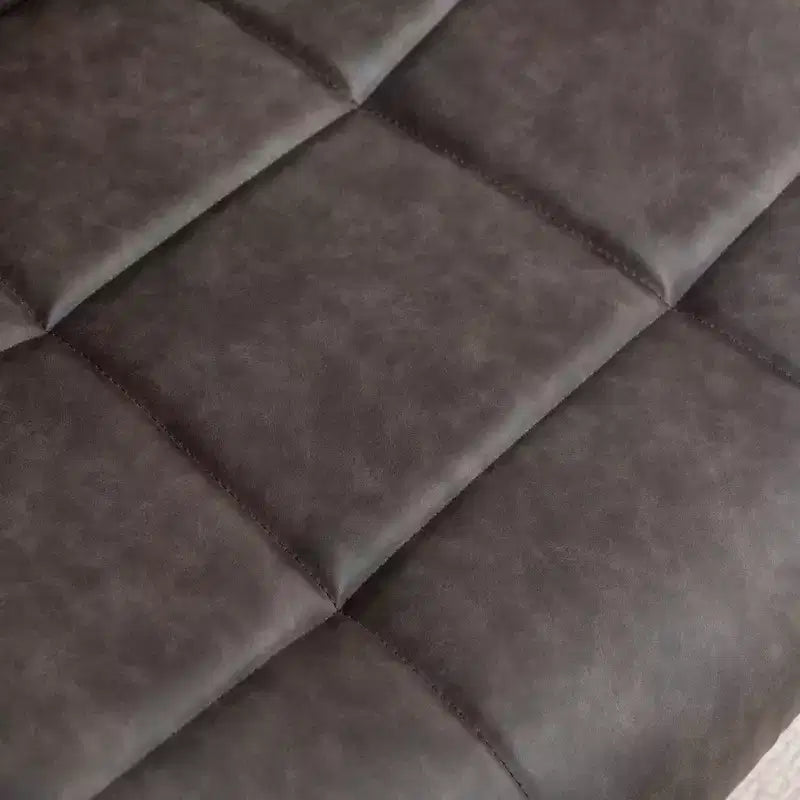 Silla de acento giratoria tapizada en cuero sintético capitoné