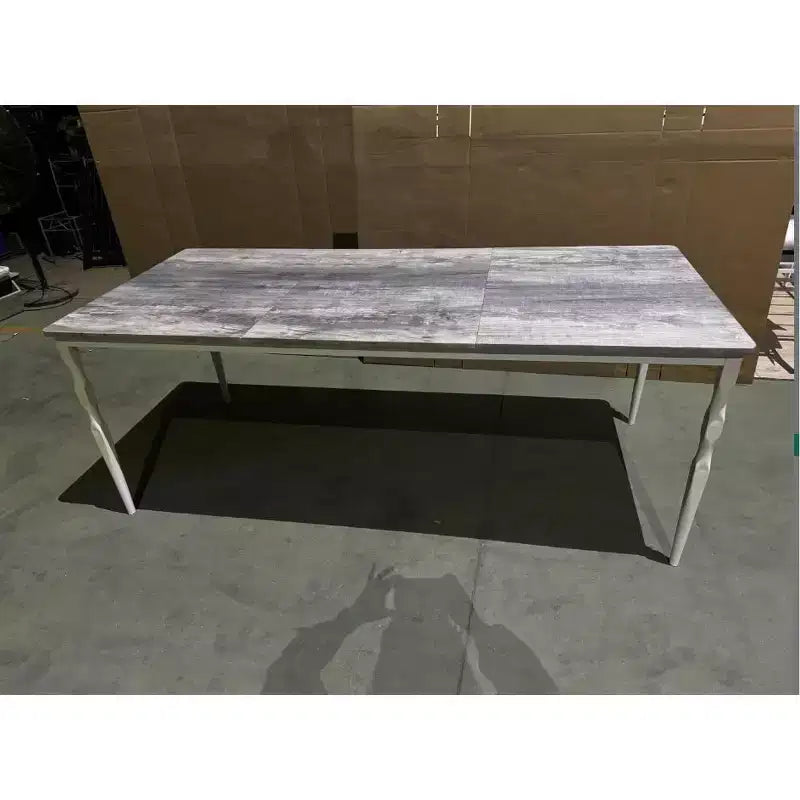 Unregelmäßiger Tisch mit langen Beinen - 1,8M
