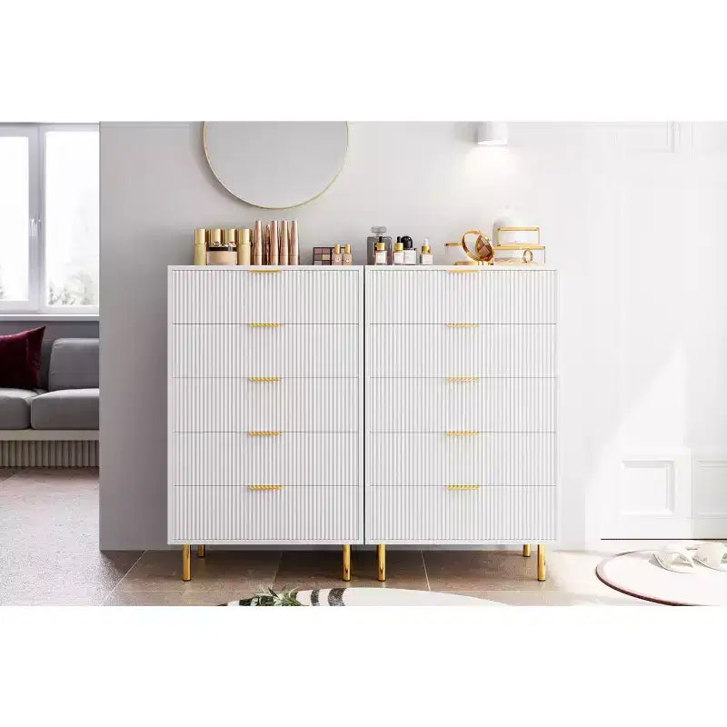 Witte ladekast met 5 laden voor slaapkamer, 48 cm hoog moderne commode, gouden metalen poten, gegroefde accenten, opbergorganizer voor thuis, hal, kantoor
