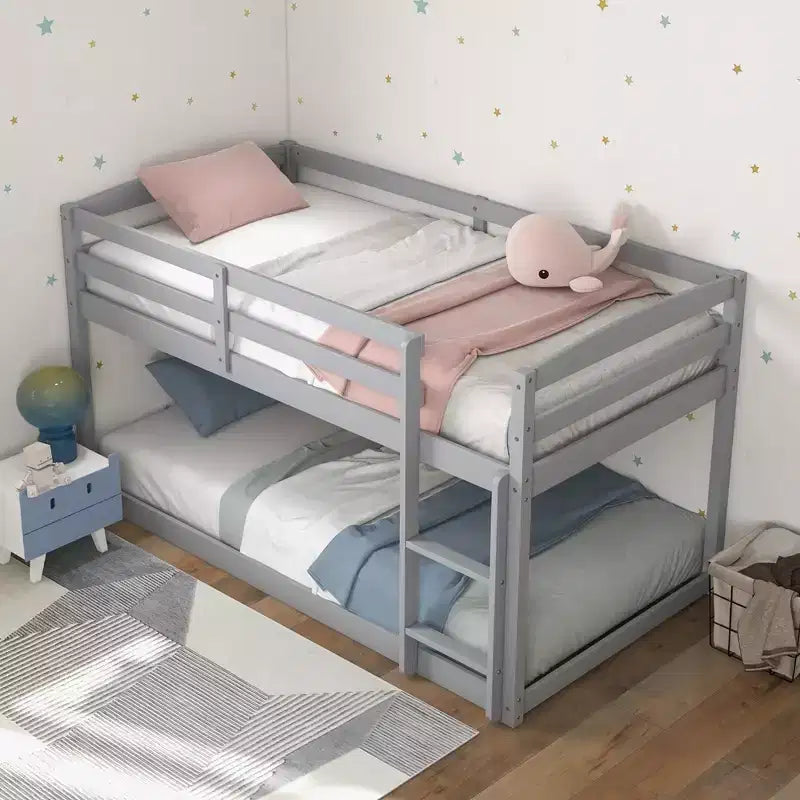 Etagenbett Twin über Twin mit niedriger Höhe, Schutzgeländern und integrierter Leiter, Kinder-Holzbett in Grau/Weiß/Beige/Rosa