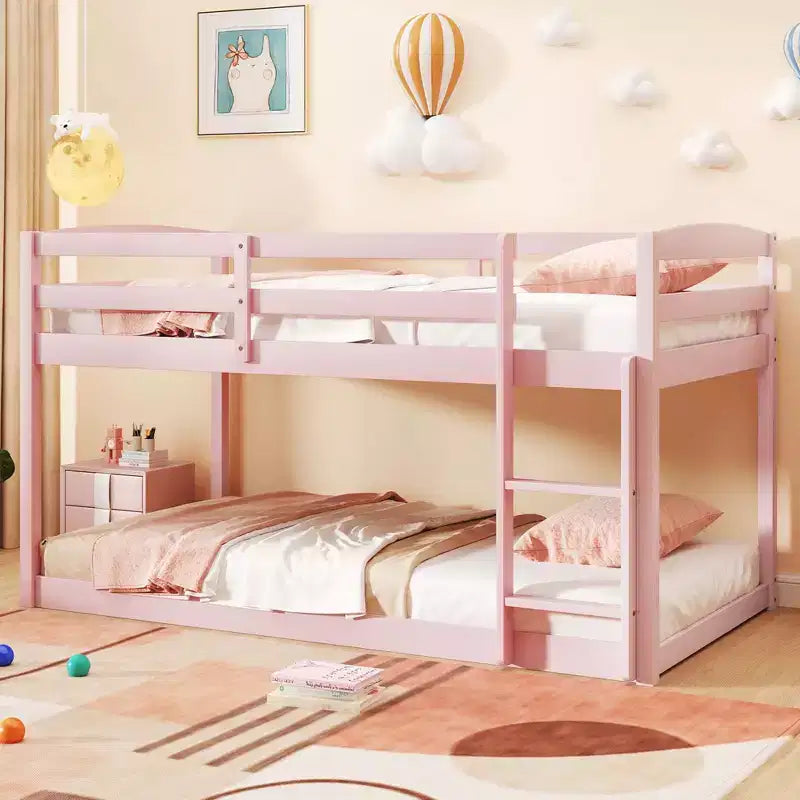Etagenbett Twin über Twin mit niedriger Höhe, Schutzgeländern und integrierter Leiter, Kinder-Holzbett in Grau/Weiß/Beige/Rosa