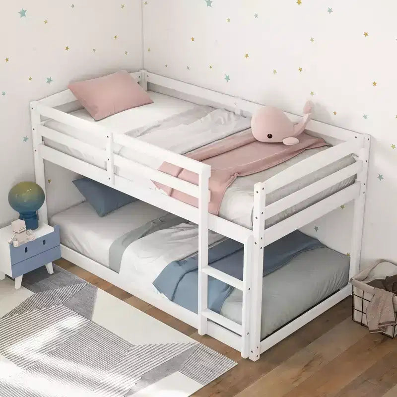 Etagenbett Twin über Twin mit niedriger Höhe, Schutzgeländern und integrierter Leiter, Kinder-Holzbett in Grau/Weiß/Beige/Rosa